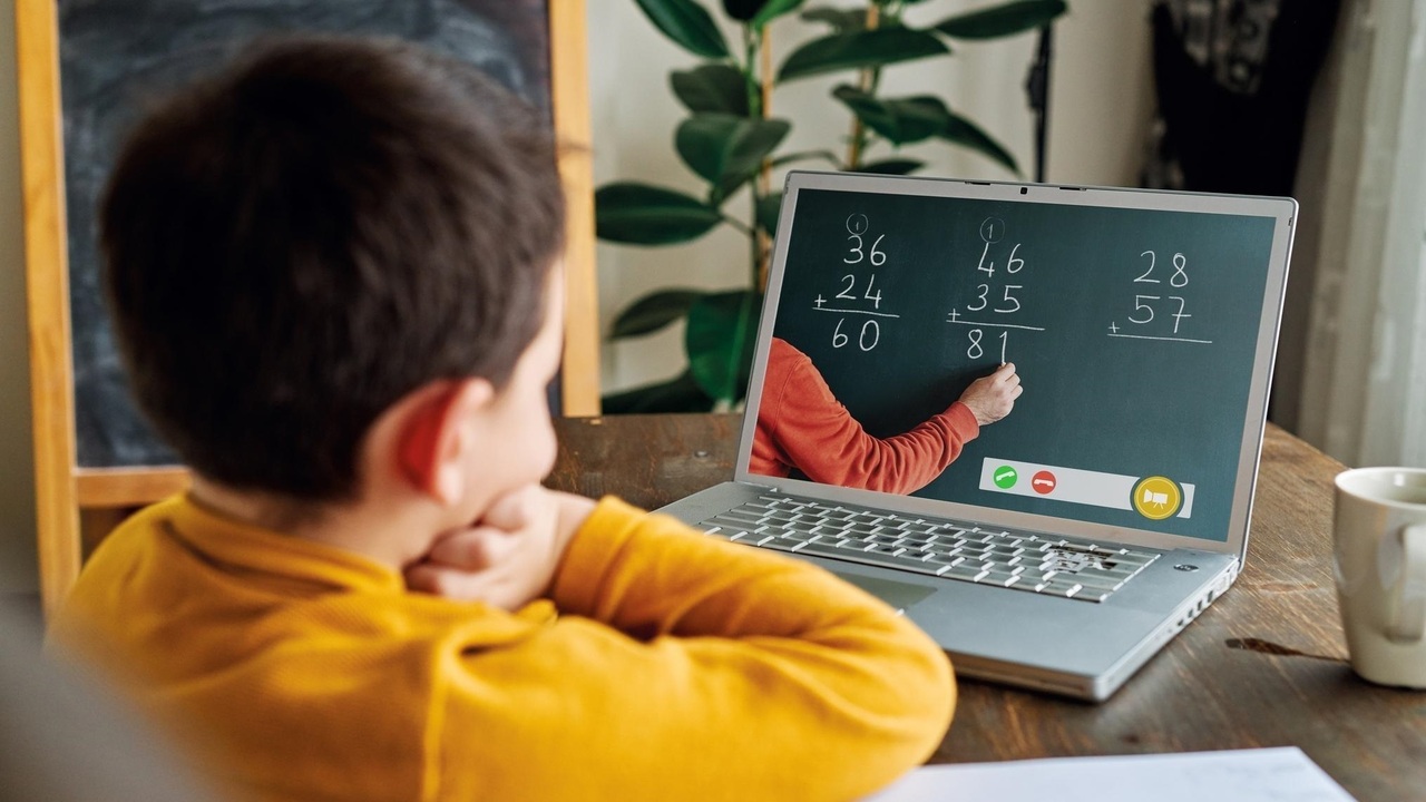 Bé học toán trên điện thoại