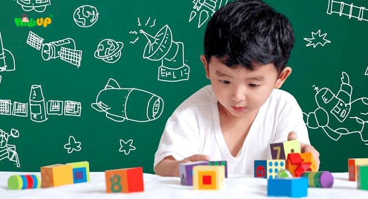 Bé học toán tư duy online tại nhà cùng mẹ