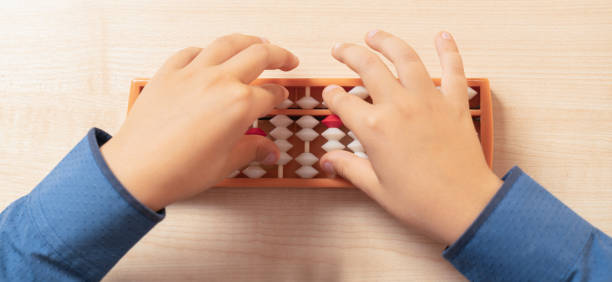 पापा बच्चे को जोड़ना सिखा रहे हैं