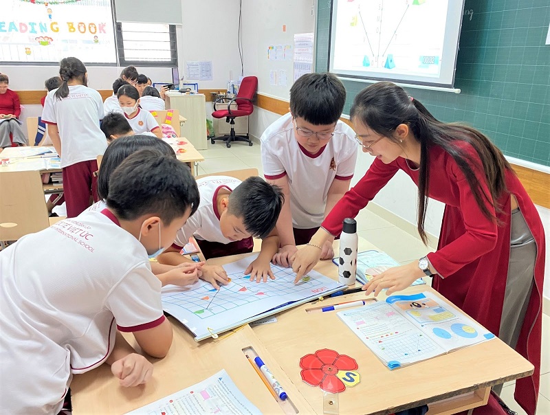 Giáo viên và học sinh trong lớp học tích cực với hoạt động nhóm