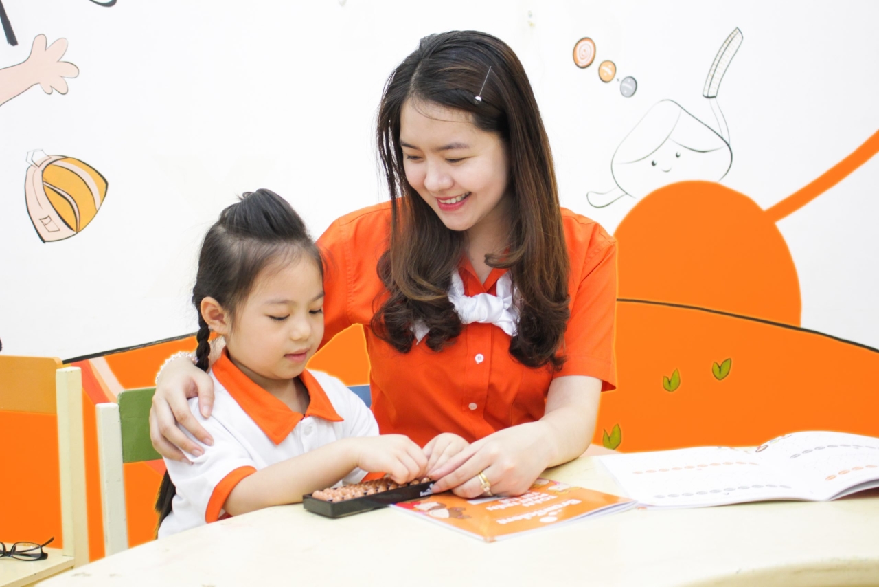 Gia đình châu Á cùng học Soroban tại nhà