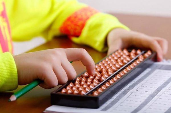 Trẻ em học quy tắc bạn của 10 trên Soroban