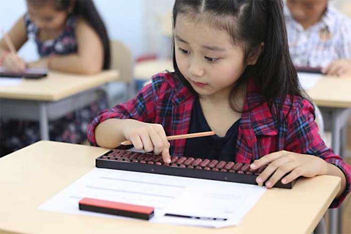 Trẻ em châu Á học quy tắc bạn của 5 trên Soroban