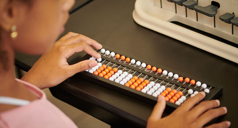 Bé vừa học vừa chơi