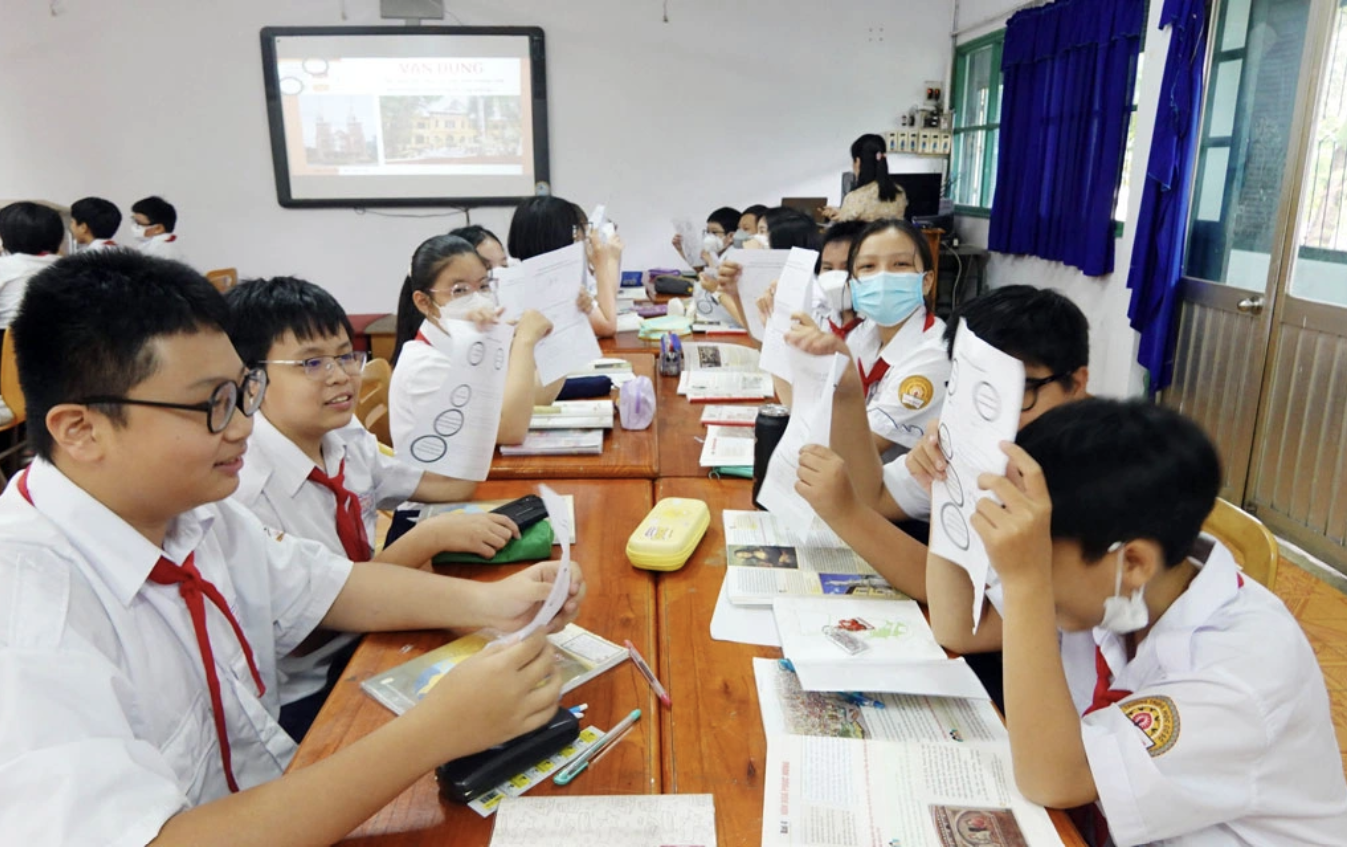 Lớp học đông học sinh với giáo viên tổ chức hoạt động nhóm