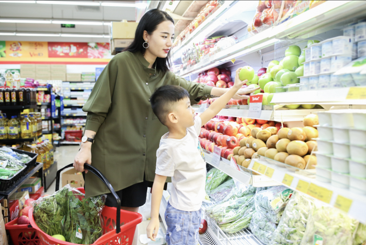 माँ बच्चे के साथ गिनती सिखा रही है