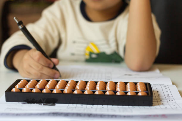 Mẹ châu Á kiên nhẫn kèm con học toán tại nhà