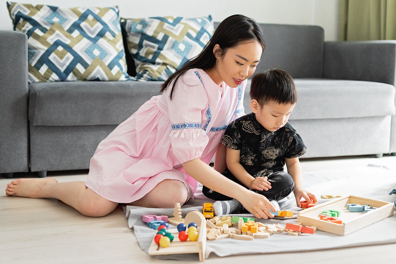 Mẹ châu Á dùng công cụ hỗ trợ dạy con học