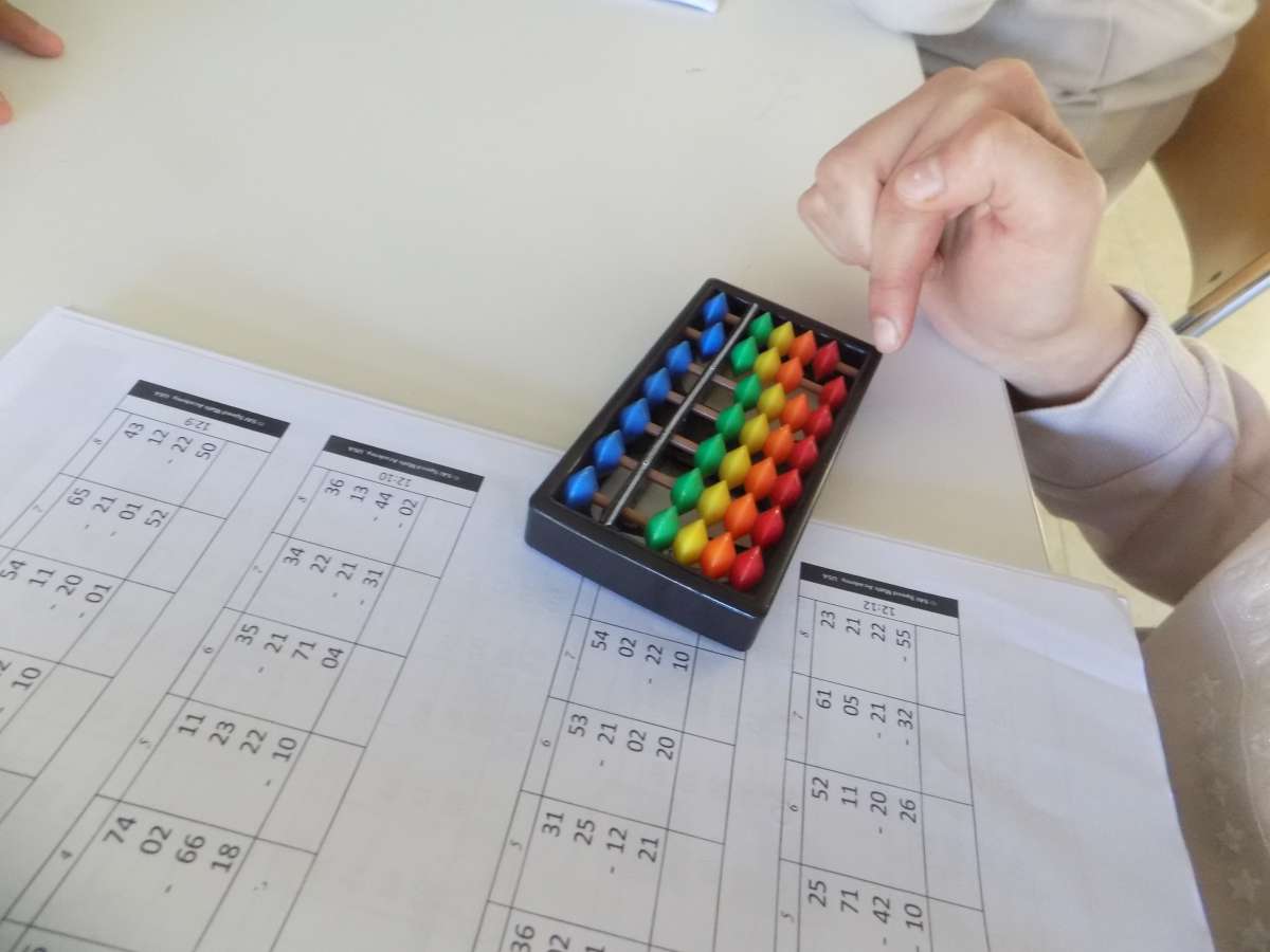 Trẻ em học phép trừ có mượn trên bàn tính Soroban